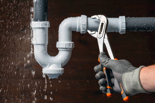 Professional Emergency Plumber technician working in Sycamore, PA
